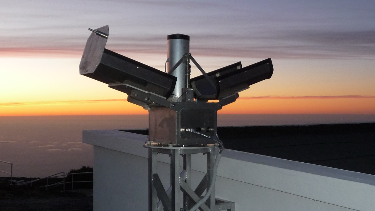 Astronómovia z Univerzity Komenského v Bratislave (UK)v uplynulých dňochnainštalovali svoje originálne astronomické zariadenie - systém AMOS (All-sky Meteor Orbit System)